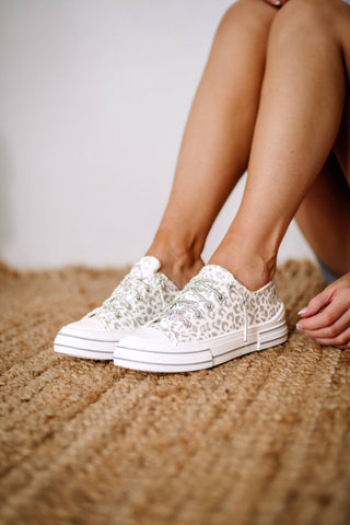 Very G Aman Sneakers: White Silver Leopard size / 6.5